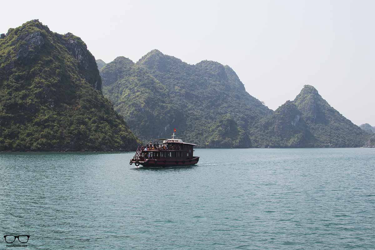 halong bay picture gallery - 1000 and 1 limestone in the Ha Long Bay, Gulf of Tonkin, Vietnam