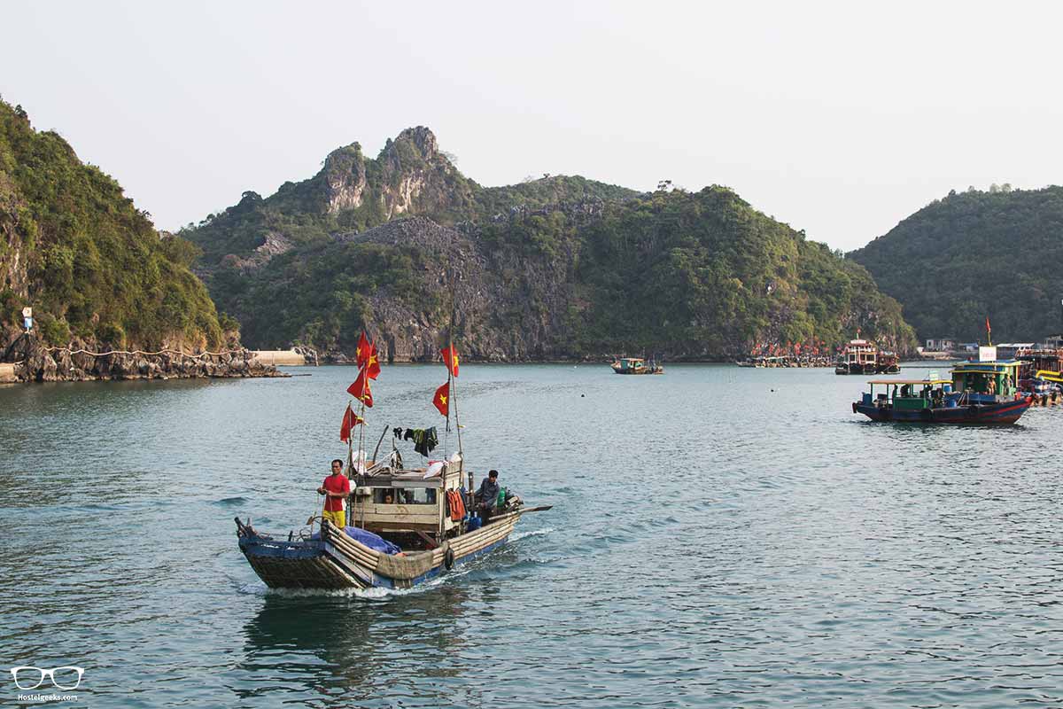 halong bay picture gallery - 1000 and 1 limestone in the Ha Long Bay, Gulf of Tonkin, Vietnam