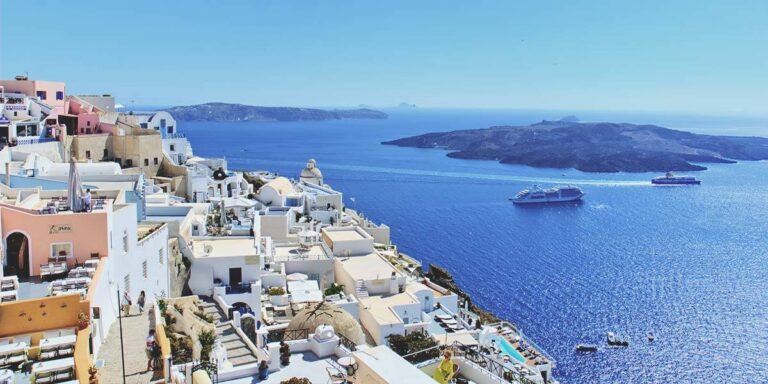 27 Fun Things To Do in Santorini (Fresh Fish, Volcano Boats and Crazy Donkeys )
