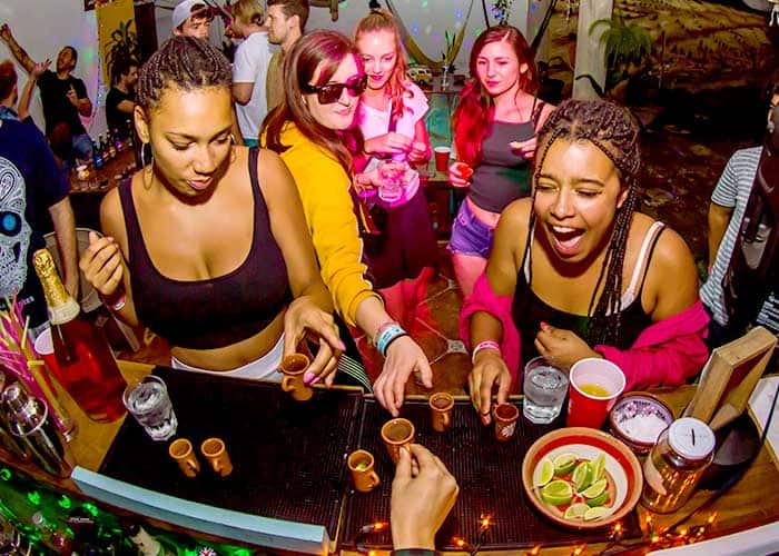 Fiesta Party Hostel Cancun DJ